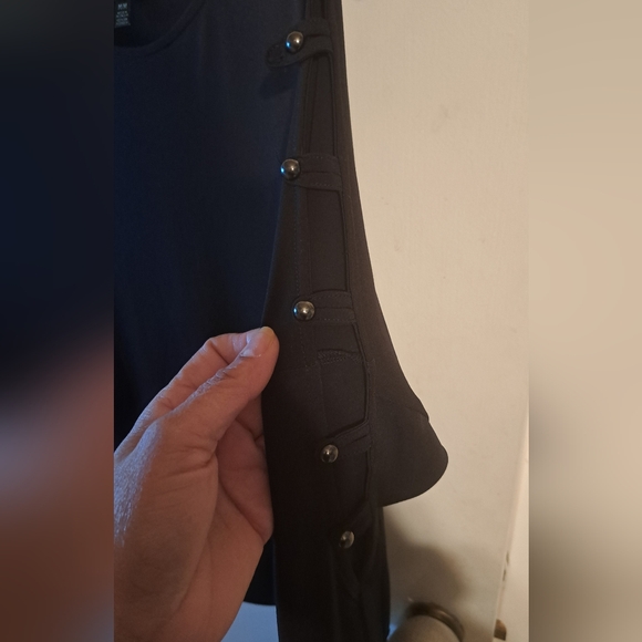 ✨ Thalia Sodi Black Cut-Out Sleeve Top – Chic & Edgy Classic ✨ - Picture 6 of 7